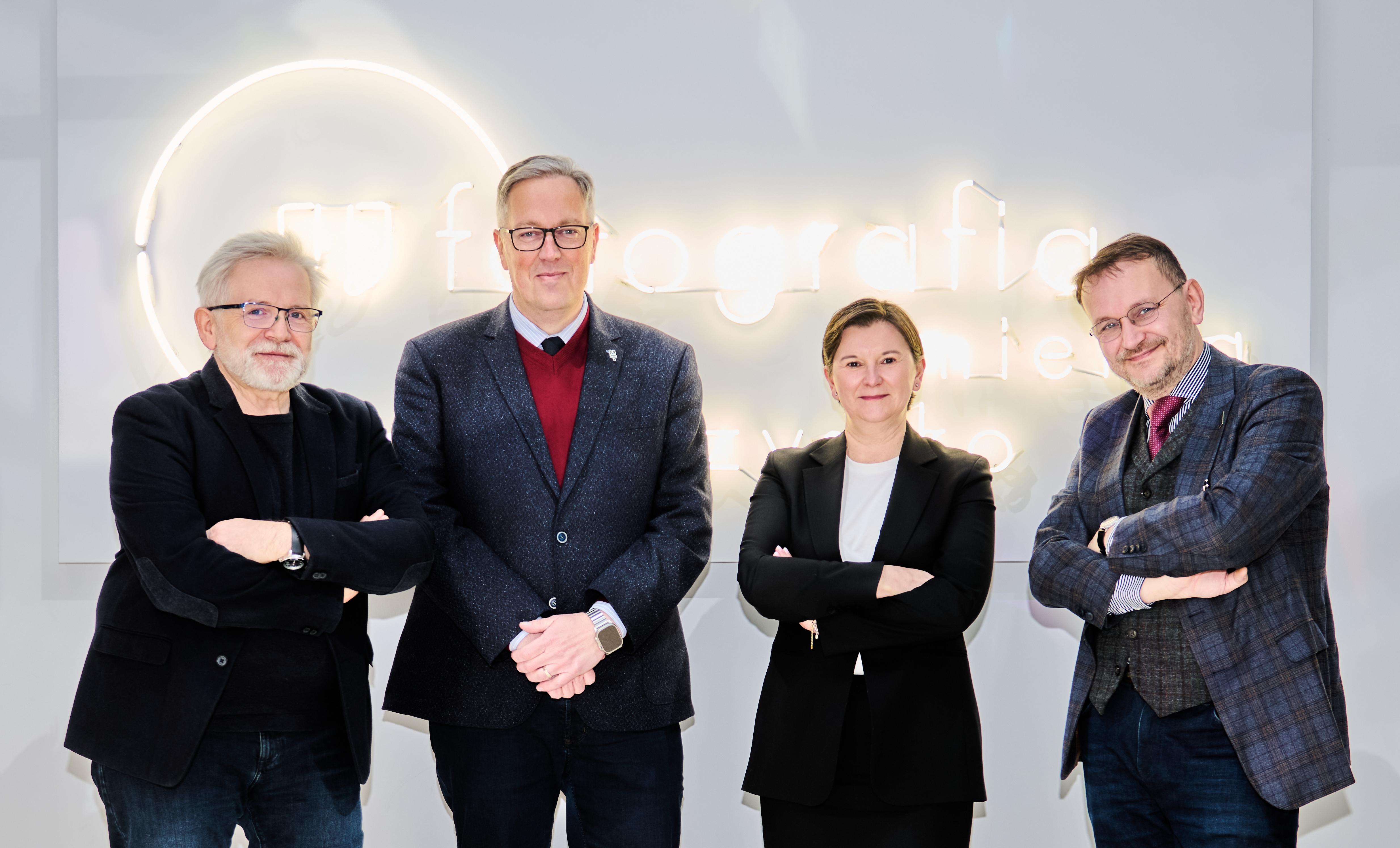 Cztery osoby pozują, patrzą w obiektyw.