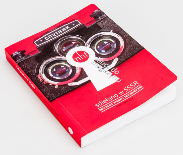 Leżąca książka, na okładce na czerwonym tle zdjęcie radzieckiego aparatu Sputnik