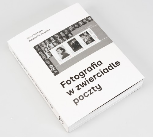 Leżąca książka, na okładce na białym tle czarno-białe zdjęcie przedstawiające kolekcję zagranicznych znaczków pocztowych