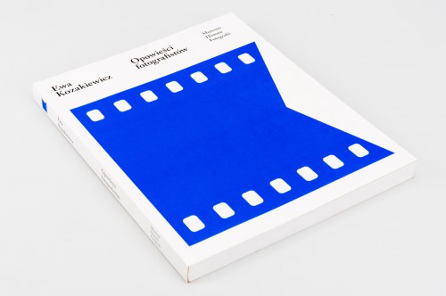 Leżąca książka, na okładce na białym tle grafika przedstawiająca fragment kliszy fotograficznej w kolorze niebieskim