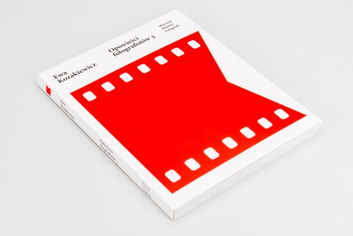 Leżąca książka, na okładce na białym tle grafika przedstawiająca fragment kliszy fotograficznej w kolorze czerwonym