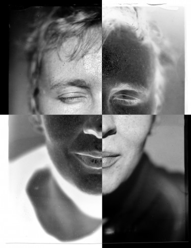 Fotografia czarno-biała, portret młodego mężczyzny, widoczna twarz w zbliżeniu, zamknięte oczy, delikatny uśmiech, pojedyncze kosmyki włosów opadajace na czoło. Fotografia podzielona na 4 części w formie szachownicy przedstawia zamiennie pozytyw-negatyw wykonanego portretu.