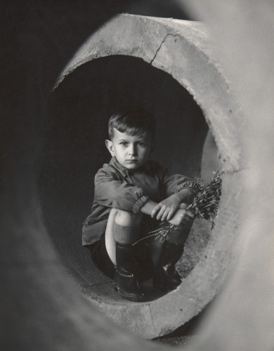 Portret chłopca ok. 8 lat, cała postać, siedzi 