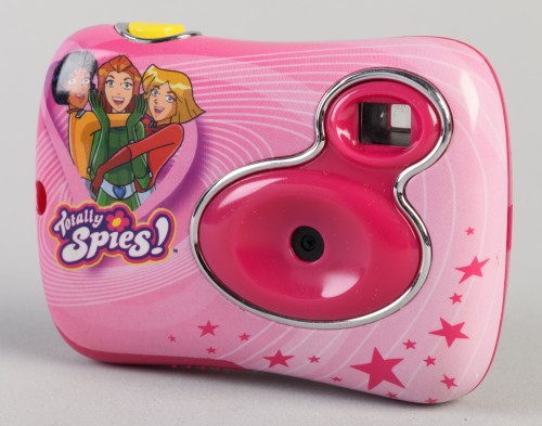Różowy aparat cyfrowy kompaktowy. Na czołówce nadruk z wizerunkami bohaterek filmu animowanego Totally Spies, tj. Odlotowe Agentki.