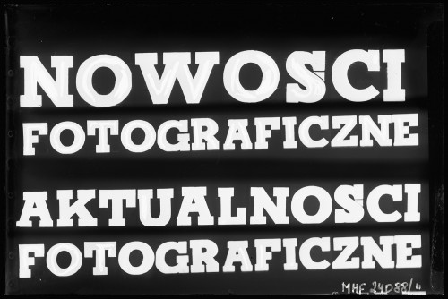 Montaż fotograficzny, przefotografowane napisy. Białe litery na czarnym tle. Tekst: nowości fotograficzne, aktualności fotograficzne.