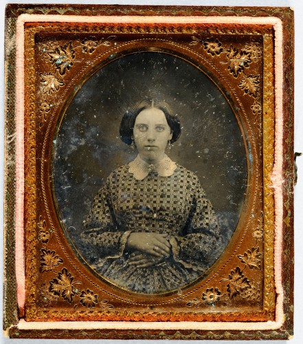 Portret kobiety w złotej ramce. 