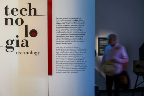 Mężczyzna oglądający wystawę główną MuFo. 