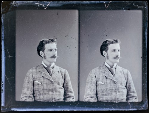 Dwa ujęcia siedzącego mężczyzny z wąsami. 