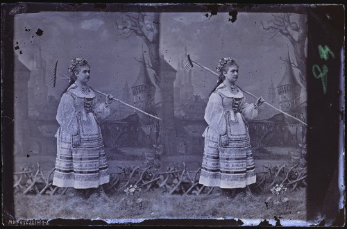 Młoda kobieta w stroju ludowym.