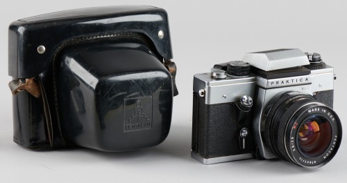 Lustrzanka jednoobiektywowa na błonę małoobrazkową.