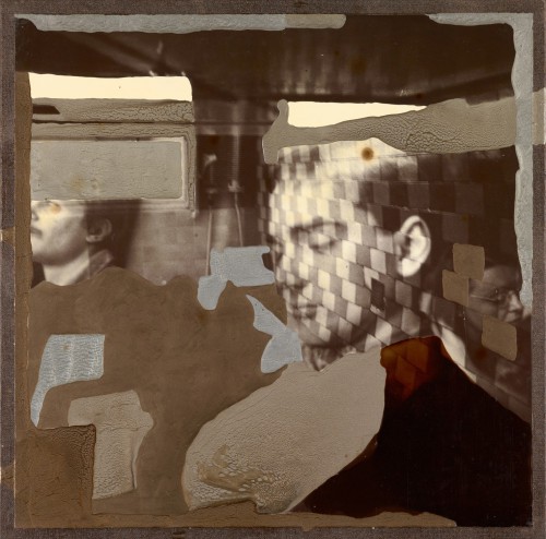 Trzy portrety na neutralnym tle, na pierwszym planie przenikający się z motywem szachownicy.