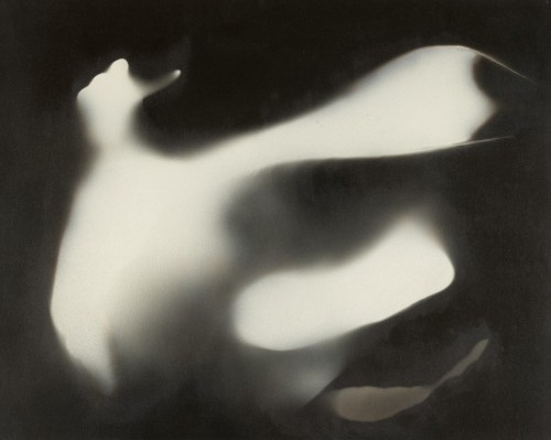  Nieregularne, nieokreślone, płynne formy na ciemnym tle. 