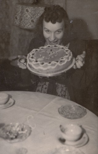 Kobieta podnosząca do ust tort z motywem serca.