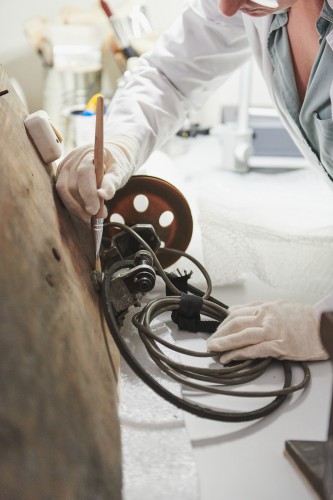 Konserwatorka przy pracy.