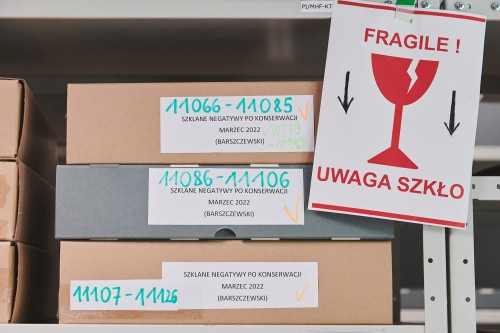 Pudełka w magazynie z etykietami. 