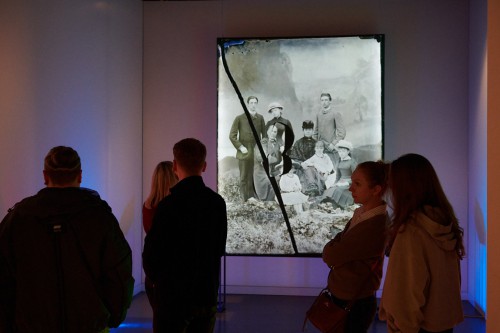 Zwiedzający na wystawie głównej w MuFo.