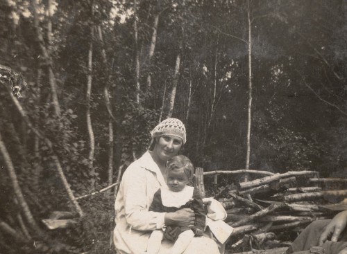 Kobieta z dzieckiem na kolanach.