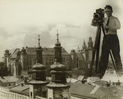 Fotomontaż, portret Adama Karasia za kamerą filmową, w tle panorama Krakowa.