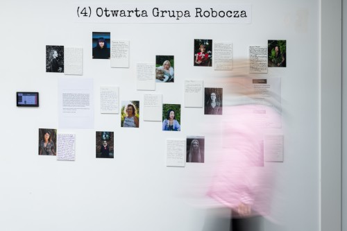 Portrety kobiet wiszące na ścianie.